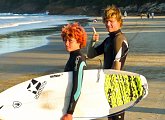 Umět surfovat patří k povinnostem každého mladého Australana