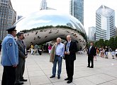 S velvyslancem Gandalovičem u známé chicagské "fazole"