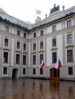 Na Pražském hradě zavlála polská vlajka se smutečními pruhy