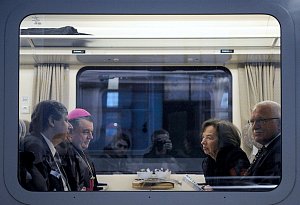 Prezident s manželkou, předsedou vlády a pražským arcibiskupem ve vlaku Pendolino