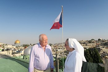 Na střeše rakouského hospicu vlaje česká vlajka